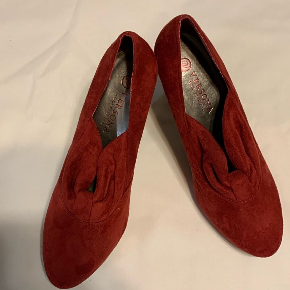 VERSONA Size 9 red faux suede heels